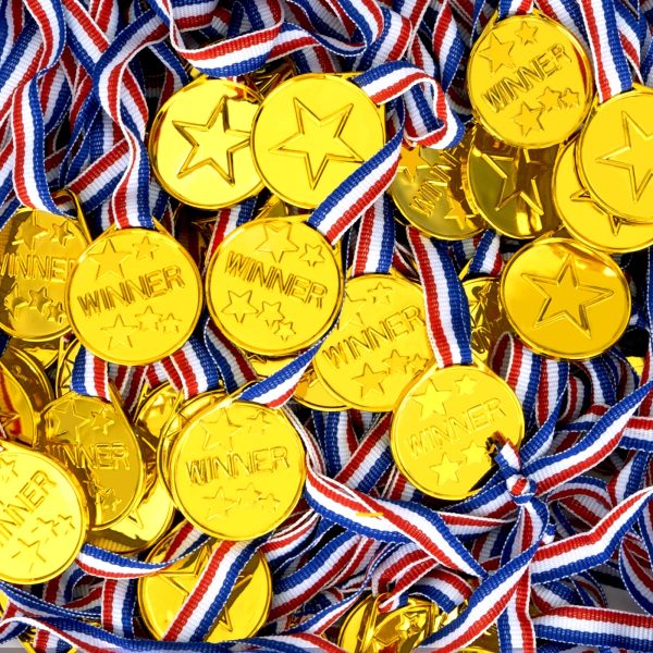 100 Medallas de Plástico para Niños, Premios de Oro para Ganadores de Deportes Escolares Embalaje Deteriorado Discount